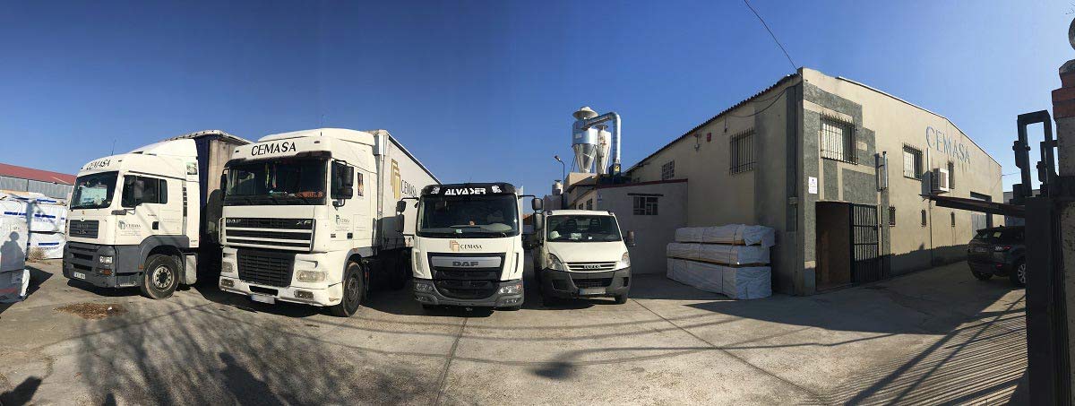Cercos de Madera Saturnino Sanz S.A. camiones parqueados